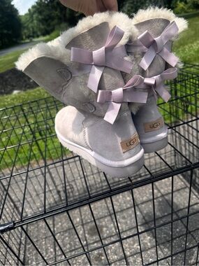 UGG Kids Bailey Bow II Suede Winter Boots in Light Gray with Pink Bows
